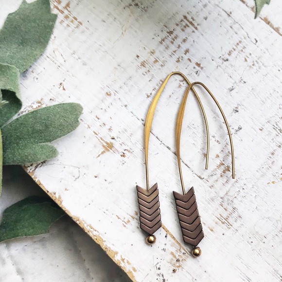 RESTOCKED 🚨 Mocha Delicate Arrow Earrings - Picture 3 of 4
